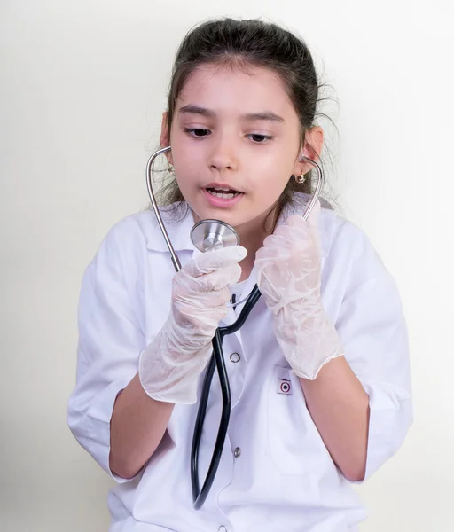 Ásia Médico Menina Com Estetoscópio Enquanto Vestindo Uniforme Médico Isolado — Fotografia de Stock