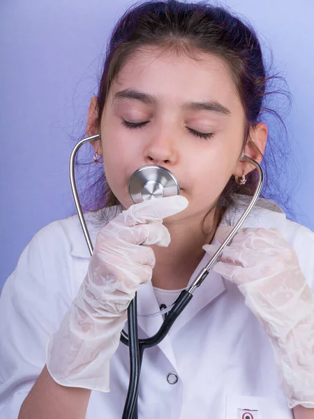 Ásia Médico Menina Com Estetoscópio Enquanto Vestindo Uniforme Médico Isolado — Fotografia de Stock