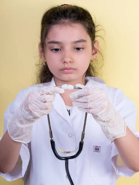 Asia Niña Médico Con Estetoscopio Mientras Llevaba Uniforme Médico Pie —  Fotos de Stock