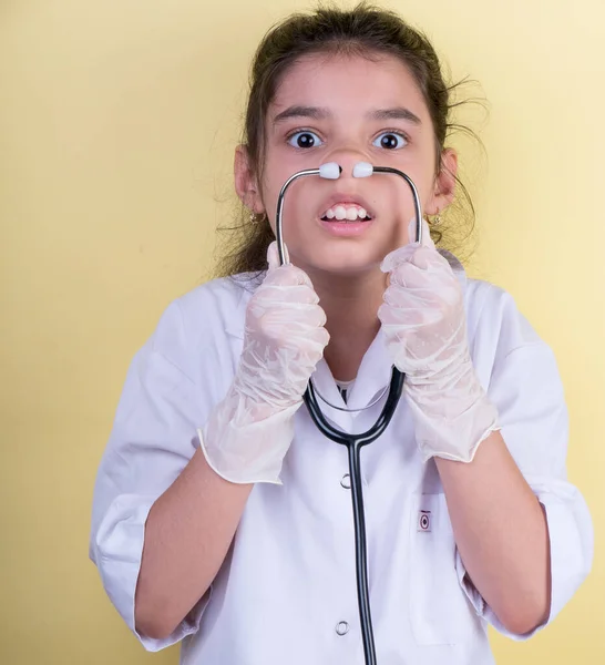 Kleines Lustiges Mädchen Mit Buntem Stethoskop Doktoruniform Spannung Und Faszination — Stockfoto