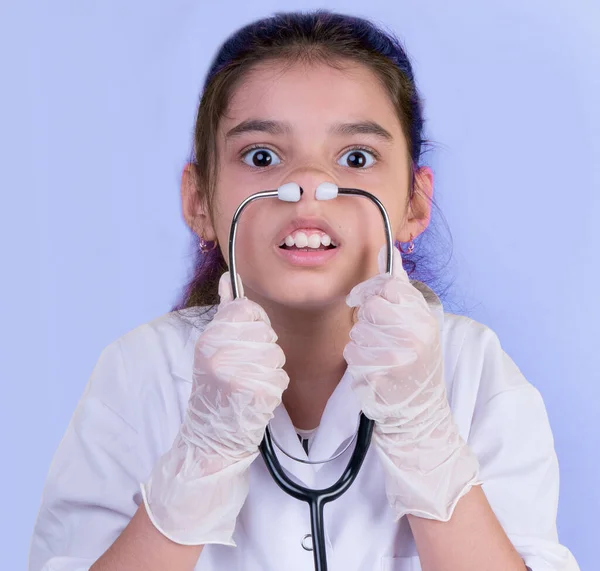 Menina Engraçada Com Estetoscópio Colorido Enquanto Vestindo Uniforme Médico Emoção — Fotografia de Stock