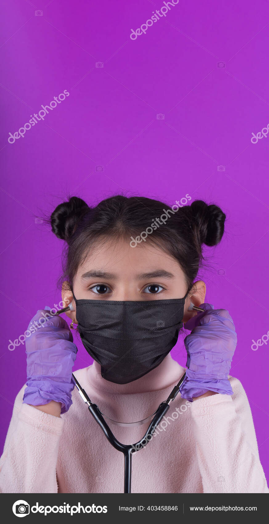 紫色の背景に聴診器とカラーマスクを持つかわいい女の子 家にいて Covy 19を停止します ウイルス対策装置 隔離だ 女の子は医者を演じる 教育と職業概念です じっとしてろ 面白い表現 ストック写真 C Creator999