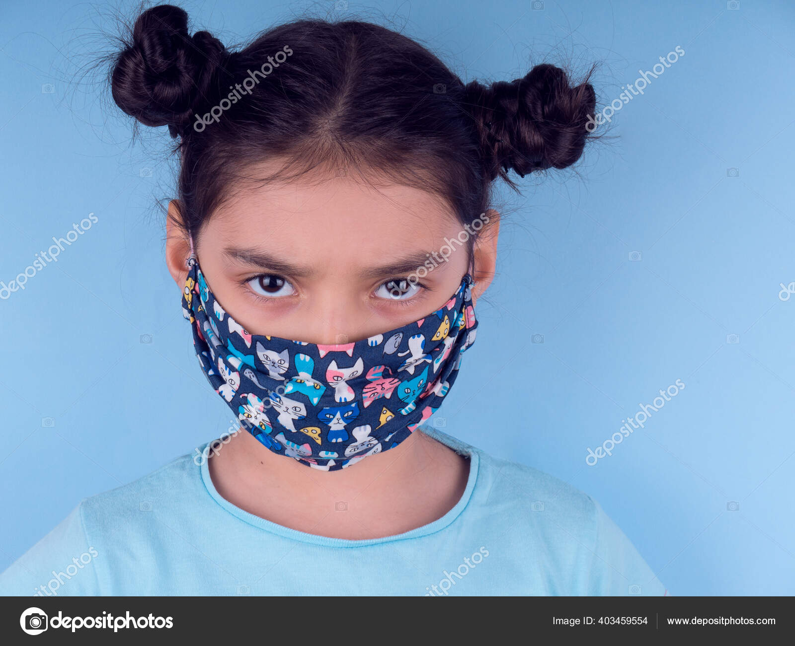 カラフルなマスクをした小さな面白い女の子 興奮と魅力的なコンセプト 肖像画を閉めろ コロナウイルスの青の背景 愚かでコミカルでクレイジーなジェスチャー 面白い表現だ Covid ストック写真 C Creator999