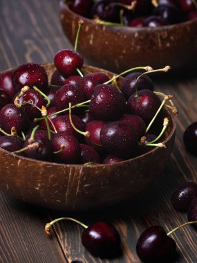 Tahta masadaki hindistan cevizi kasesinde tatlı vişne