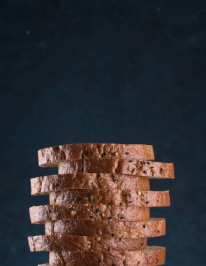 Tahta masada taze siyah ekmek. Ev yapımı ekşi ekmek hamuru, hasır sepetinde rustik ekmek. Ahşap masada taze pişmiş geleneksel ekmek.