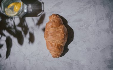 Kahvaltı için kruvasanlar gri masada, panoramik konsept