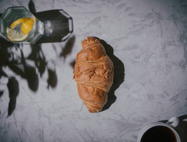 Kahvaltı için kruvasanlar gri masada, panoramik konsept