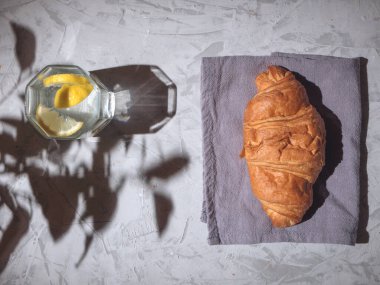 Kahvaltı için kruvasanlar gri masada, panoramik konsept