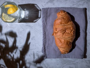 Kahvaltı için kruvasanlar gri masada, panoramik konsept