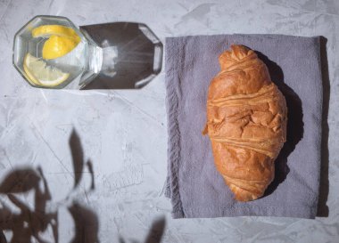 Kahvaltı için kruvasanlar gri masada, panoramik konsept