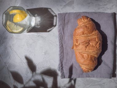 Kahvaltı için kruvasanlar gri masada, panoramik konsept