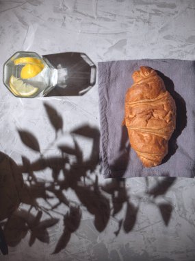 Kahvaltı için kruvasanlar gri masada, panoramik konsept