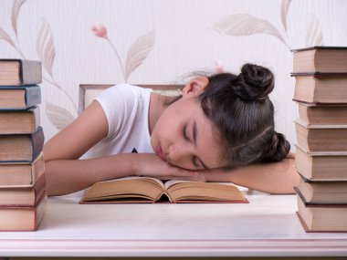 Liseli kız kitap okuyor, evde okuyor, evde eğitim görüyor. Çalışmaktan yoruldum. Bir fikrim var. Uyuyordum. Tembel kız