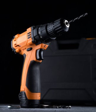 Kablosuz matkap. Elektrikli matkabı kapat, tornavida siyah arka plana ayarlandı. Çekiç matkabı veya tornavida, kablosuz elektrikli matkap. bakım evi kavramı.