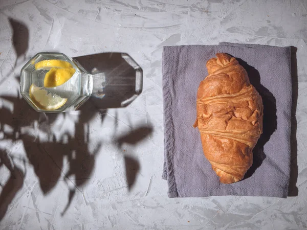 Kahvaltı için kruvasanlar gri masada, panoramik konsept