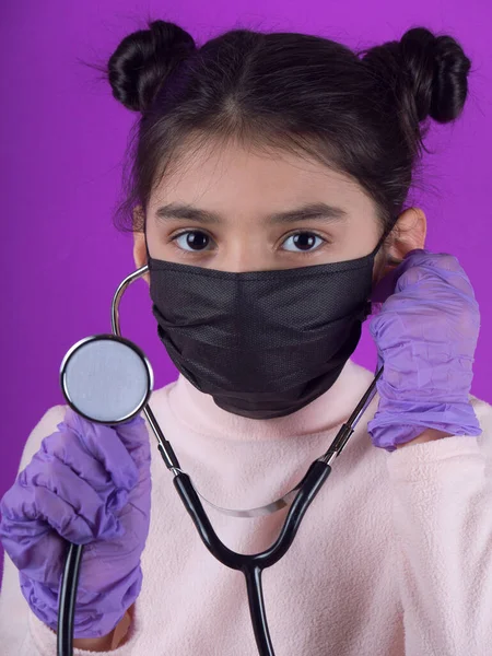 Menina Bonito Com Estetoscópio Máscara Preta Fundo Roxo Fica Casa — Fotografia de Stock