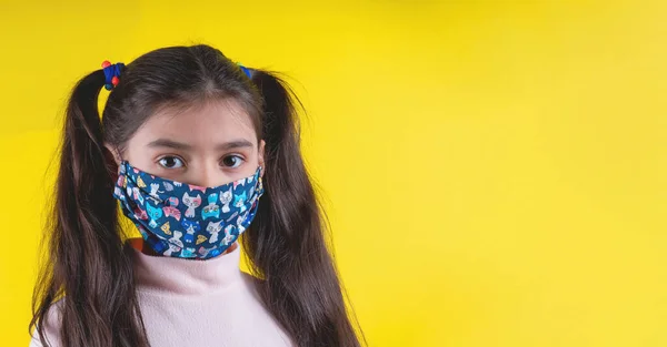 Schattig Meisje Met Stethoscoop Kleur Masker Gele Achtergrond Blijf Thuis — Stockfoto