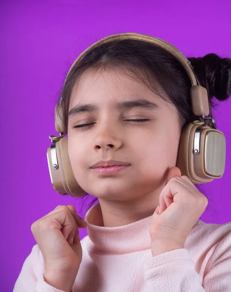 재미있는 어린이는 헤드폰으로 음악을 즐긴다 리듬잡아 헤드폰듣는 오락과 놀이를 십시오 — 스톡 사진