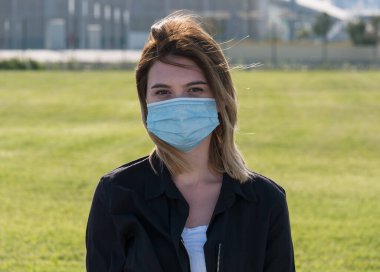 Coronavirüs salgını sırasında maske takan bir kadın. Virüs grip önleme karantinası yayılmış. Yüz maskeli bir kız. Covid 19. tıbbi maske
