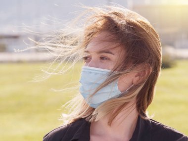 Coronavirüs salgını sırasında maske takan bir kadın. Virüs grip önleme karantinası yayılmış. Yüz maskeli bir kız. Covid 19. tıbbi maske