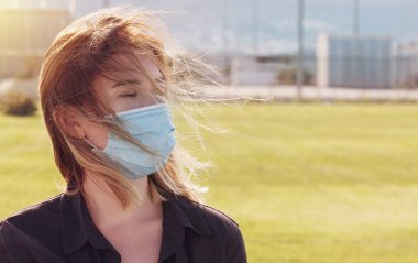 Coronavirüs salgını sırasında maske takan bir kadın. Virüs grip önleme karantinası yayılmış. Yüz maskeli bir kız. Covid 19. tıbbi maske