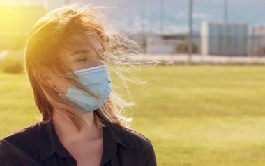Coronavirüs salgını sırasında maske takan bir kadın. Virüs grip önleme karantinası yayılmış. Yüz maskeli bir kız. Covid 19. tıbbi maske