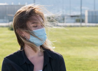 Coronavirüs salgını sırasında maske takan bir kadın. Virüs grip önleme karantinası yayılmış. Yüz maskeli bir kız. Covid 19. tıbbi maske