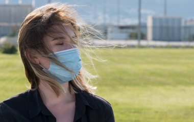 Coronavirüs salgını sırasında maske takan bir kadın. Virüs grip önleme karantinası yayılmış. Yüz maskeli bir kız. Covid 19. tıbbi maske