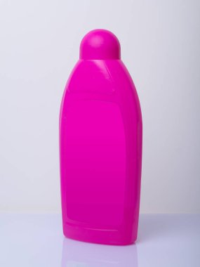 Beyaz arka planda izole edilmiş kabzalı ve vektörlü boş plastik şişeler. Sıvı deterjan ya da sabun, leke çıkarıcı, çamaşır suyu, banyo ya da tuvalet temizleyicisi 3d, reklam.,