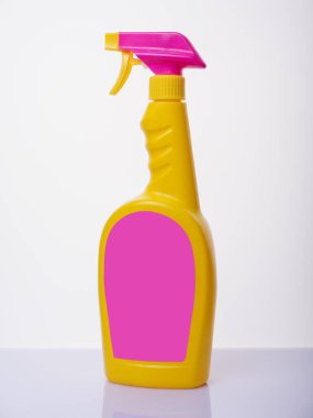 Ticari temizlik şirketi. Genel ya da düzenli temizlik. Kimyasal sprey şişesi. Beyaz arka planda. minimalizm 