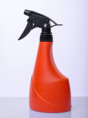 Ticari temizlik şirketi. Genel ya da düzenli temizlik. Kimyasal sprey şişesi. Beyaz arka planda. minimalizm 