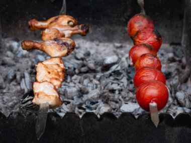 Kömürde sulu et. Kebap ya da kebap, metal şiş ızgara ve kebap restoranında közler. Adana, kuzu ve tavuk kebabı doldurulmuş köftelerle servis ediliyor.