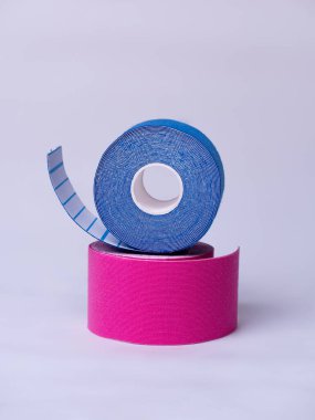 Renkli kineziyoloji bandı. Fizyoterapi ve bilek ağrısı, ağrılar ve gerilim için terapi bandı. Lastik terapi bandı. Yapıştırıcı bant ve alternatif tıp.