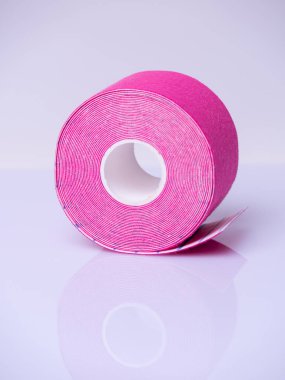 Renkli kineziyoloji bandı. Fizyoterapi ve bilek ağrısı, ağrılar ve gerilim için terapi bandı. Lastik terapi bandı. Yapıştırıcı bant ve alternatif tıp.