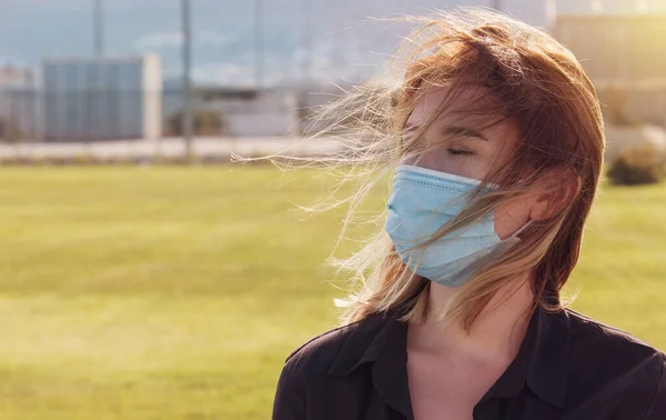 Жінка Масці Обличчя Під Час Спалаху Коронавірусу Вірус Поширює Запобігання — стокове фото