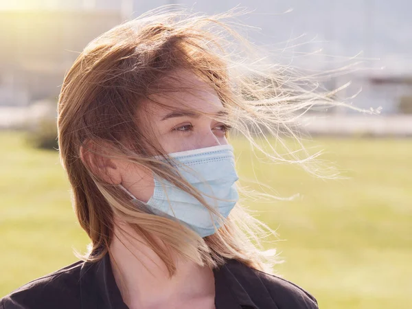 Coronavirüs salgını sırasında maske takan bir kadın. Virüs grip önleme karantinası yayılmış. Yüz maskeli bir kız. Covid 19. tıbbi maske