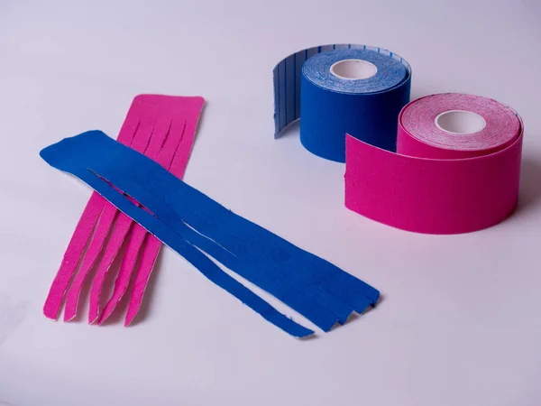 Renkli kineziyoloji bandı. Fizyoterapi ve bilek ağrısı, ağrılar ve gerilim için terapi bandı. Lastik terapi bandı. Yapıştırıcı bant ve alternatif tıp.