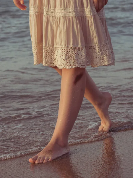 Frau Ethnischer Kleidung Unbekümmertes Boho Mädchen Weißen Sommerkleid Strand Glückliche — Stockfoto