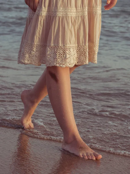 Etnik Elbise Giyen Bir Kadın Yazlık Beyaz Elbiseli Plajda Yürüyen — Stok fotoğraf