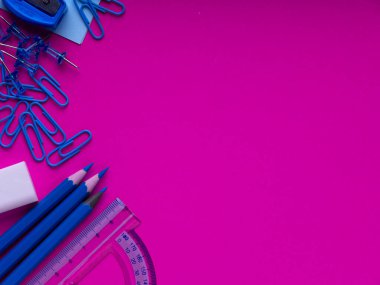 Tahta üzerine okul malzemeleri dizaynınız için hazır. Okula dönüyorum. Renkli boya kalemleri. renkli arkaplan