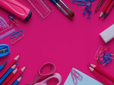 Tahta üzerine okul malzemeleri dizaynınız için hazır. Okula dönüyorum. Renkli boya kalemleri. renkli arkaplan