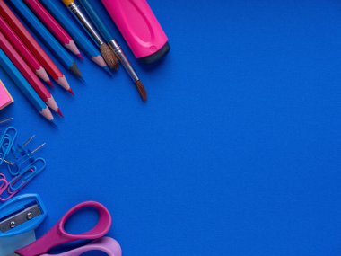 Tahta üzerine okul malzemeleri dizaynınız için hazır. Okula dönüyorum. Renkli boya kalemleri. renkli arkaplan