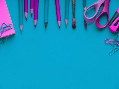 Tahta üzerine okul malzemeleri dizaynınız için hazır. Okula dönüyorum. Renkli boya kalemleri. renkli arkaplan