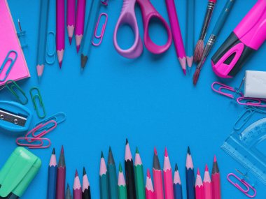 Tahta üzerine okul malzemeleri dizaynınız için hazır. Okula dönüyorum. Renkli boya kalemleri. renkli arkaplan