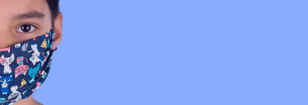 Маленькая Забавная Девочка Маске Волнение Очарование Concept Coronavirus Синий Фон — стоковое фото