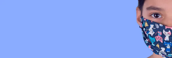Маленькая Забавная Девочка Маске Волнение Очарование Concept Coronavirus Синий Фон — стоковое фото