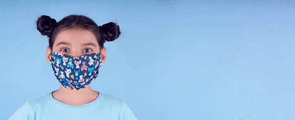Mała Zabawna Dziewczynka Kolorowej Masce Ekscytacja Koncepcja Fascynacji Coronavirus Niebieskie — Zdjęcie stockowe