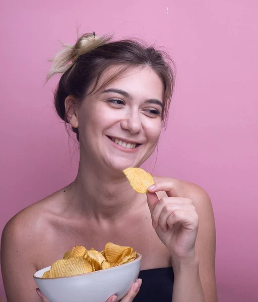 Pembe Arka Planda Patates Cipsi Yiyen Komik Kadın Çekici Mutlu — Stok fotoğraf