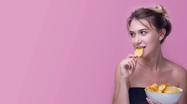 여자가 배경으로 감자칩을 매력적 여자가 감자를 클로즈업 스튜디오 고립되어 건강에 — 스톡 사진