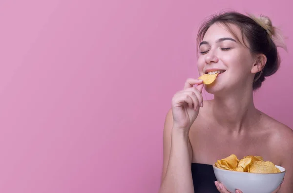 Pembe Arka Planda Patates Cipsi Yiyen Komik Kadın Çekici Mutlu — Stok fotoğraf